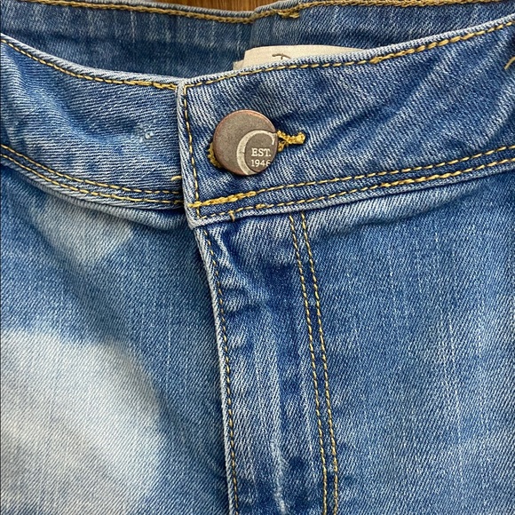 Stylish Distressed Light Blue Cropped Jeans - Picture 3 of 6